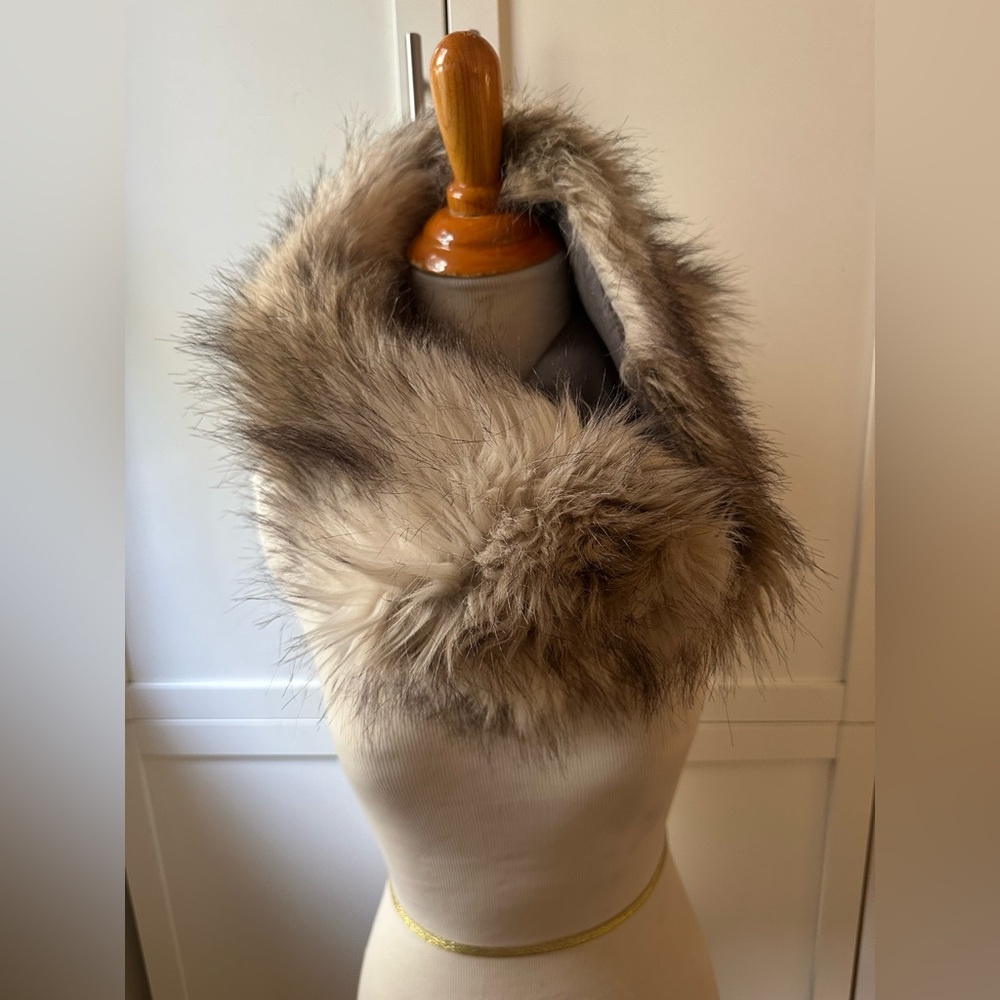 H&M Faux Fur Collar Scarf in Cream and Brown